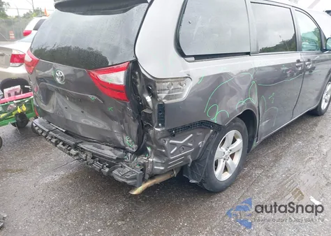 2017 Toyota Sienna Le 8 Passenger z USA, uszkodzony, nr VIN 5TDKZ3DC1HS831889